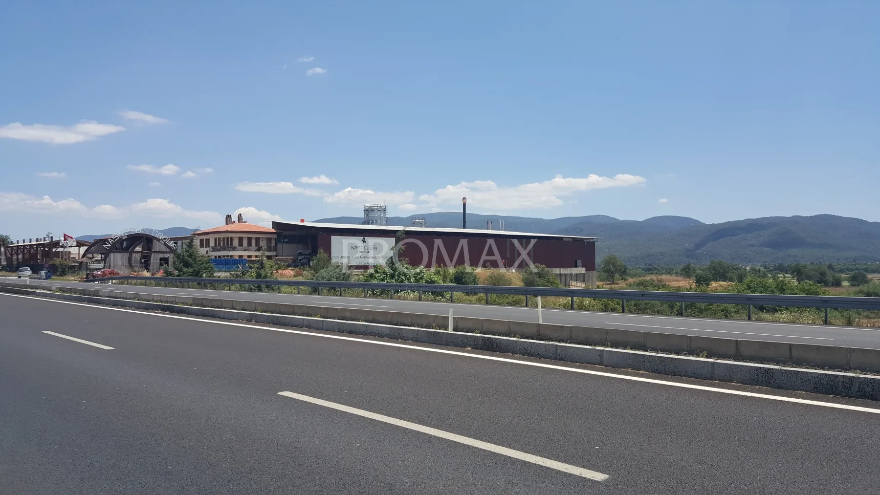 ANAYOLA YAKIN KONUMDA 1.100 M2 ARSA İÇİNDE MÜSTAKİL EV